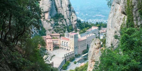 Excursión a Montserrat con tren cremallera o Aeri