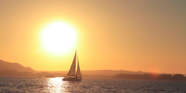 Paseo en velero al atardecer