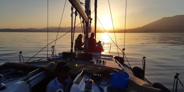 Segelbootfahrt bei Sonnenuntergang mit Live-Gitarre oder Saxofon