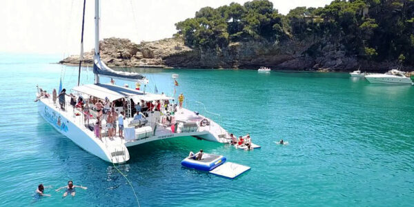 Passeig amb catamarà per la Costa Brava