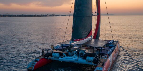 Giro in catamarano di un'intera giornata