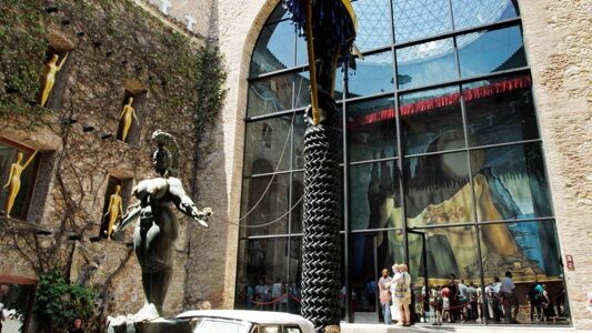 Visita guiada por el Teatro-Museo Dalí