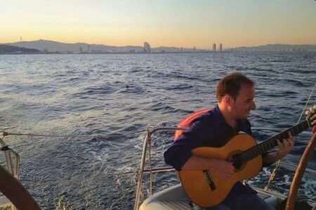 Paseo en velero al atardecer con guitarra o saxo en directo