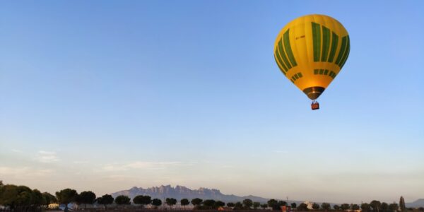 Passeig amb globus per Montserrat